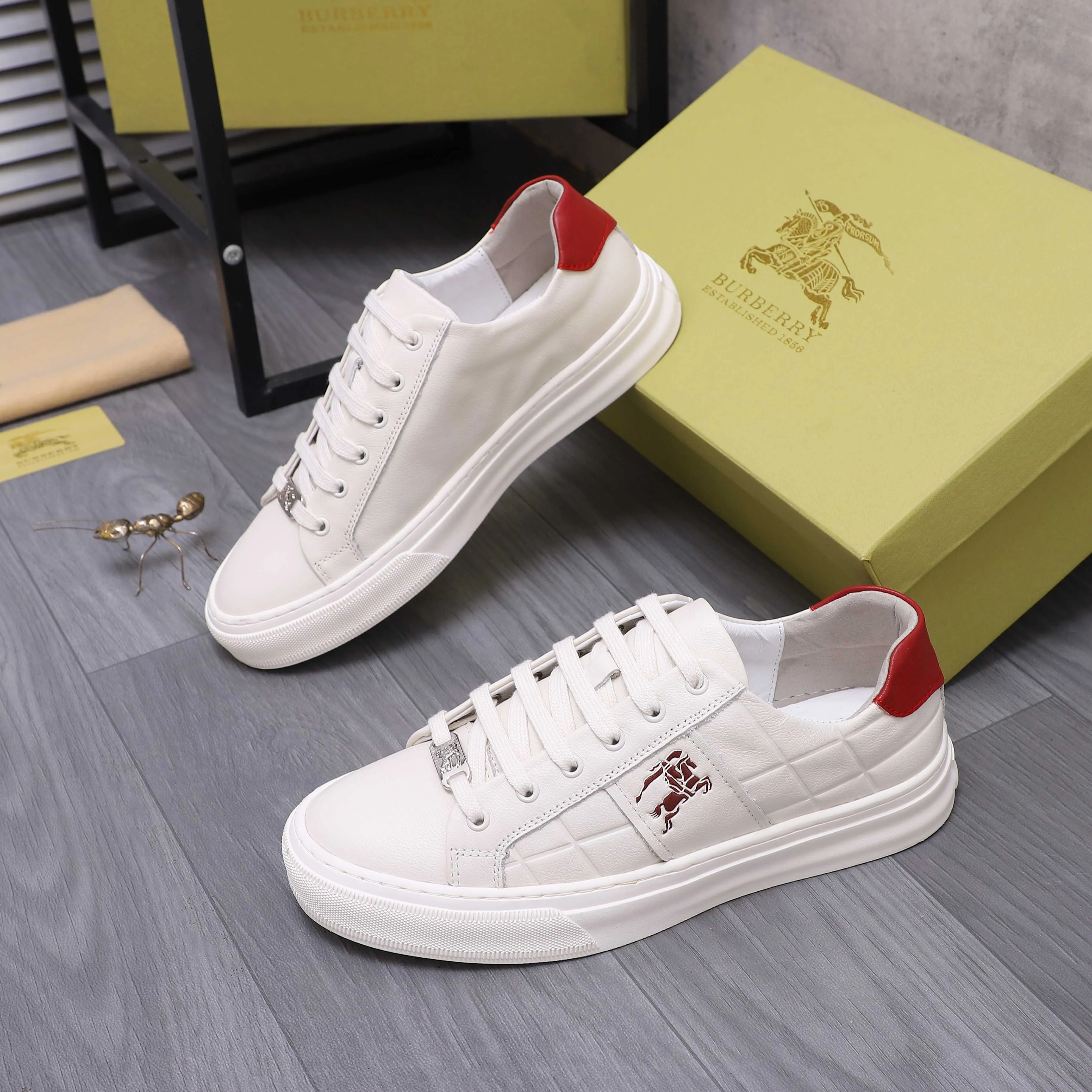 Men's shoes 💰p400 Product trademark: Burberry "Burberry" casual shoes Regular size: 38-44 Product materials: Selected cowhide embossed upper, pigskin lining, rubber outsole